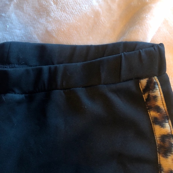 NWOT  Sporty Black Leopard Tape Side Leggings Size Small - Picture 12 of 15
